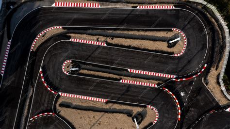 Vista dall'alto di un circuito di Le Mans con diverse auto da corsa