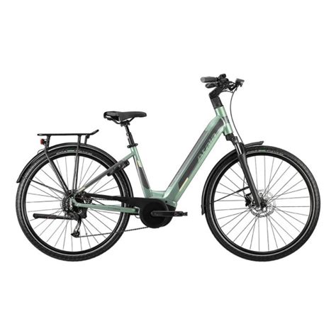 Ciclista sorridente su una e-bike Atala che attraversa un paesaggio naturale.