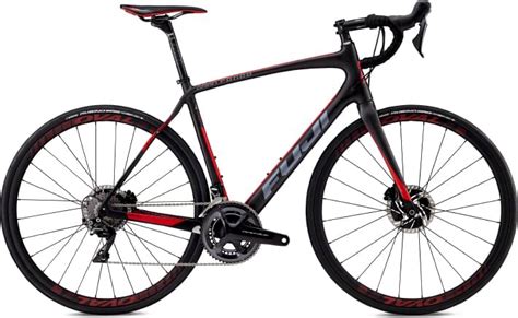 Ciclista su una bici da endurance Fuji Gran Fondo su una strada panoramica