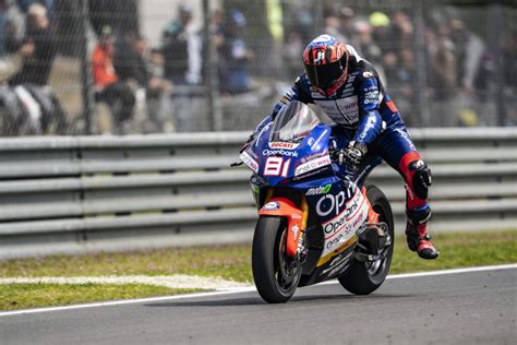 Motociclista in azione durante una frenata in motocross