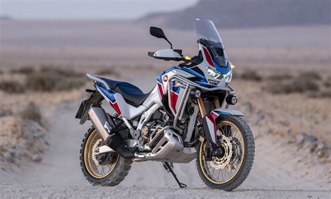 Honda Africa Twin in un paesaggio sterrato