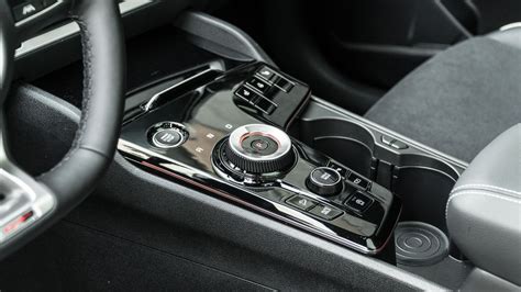 Dettaglio del comando del cambio DCT sul manubrio