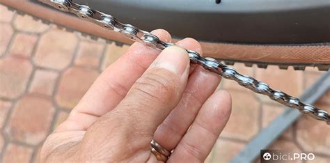 Catena di bicicletta pulita e cerata