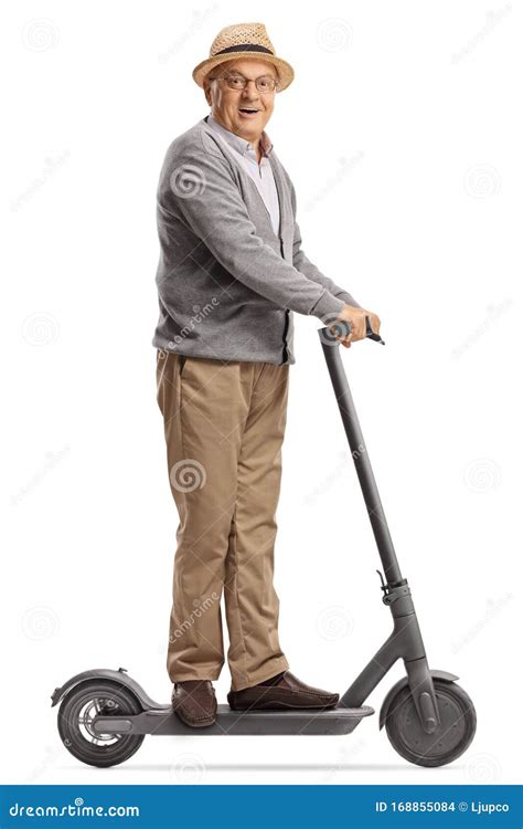Anziano che guida uno scooter elettrico