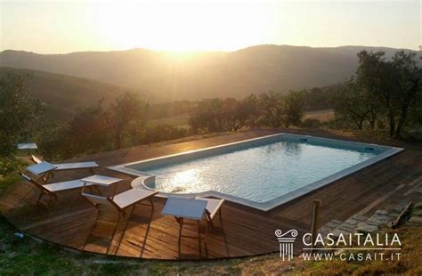 Piscina con vista sulla campagna umbra