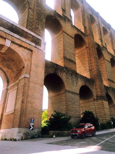 L'imponente struttura dell'Acquedotto Carolino con i suoi tre ordini di arcate