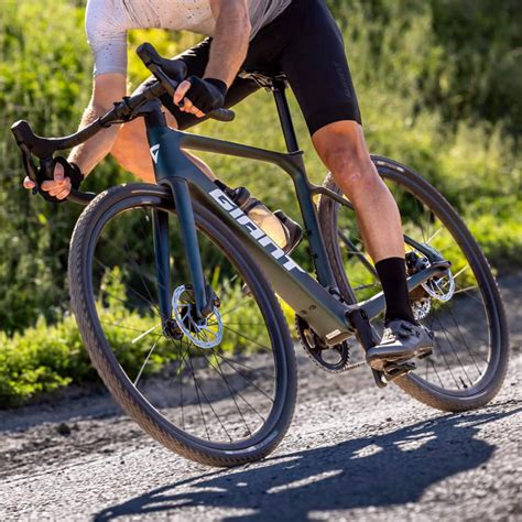 Ciclista su una bicicletta Giant E+ che attraversa un paesaggio montano