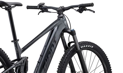 Giant Stance E+ posizionata su un sentiero sterrato