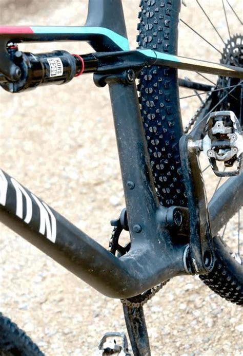 Dettaglio della sospensione posteriore FlexPoint su una mountain bike