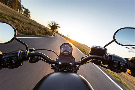 Pilota in moto su strada panoramica