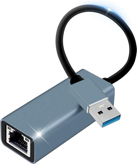 Adattatore USB-LAN Nilox in mano per mostrare la compattezza