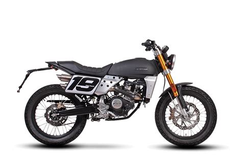 Dettaglio del serbatoio intercambiabile Fantic Caballero 125 Flat Track