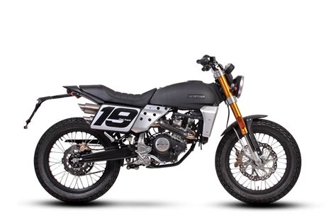 Confronto visivo Fantic Caballero 125 Flat Track e Scrambler