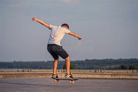 Skateboarder che esegue un trick in strada