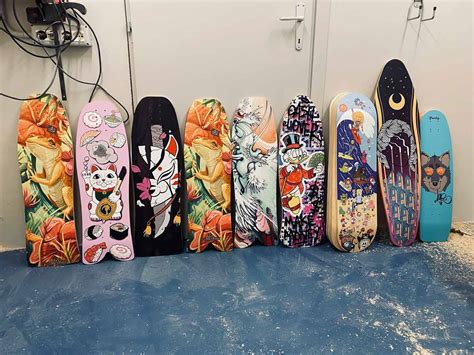 Vetrina di uno skate shop con tavole e abbigliamento