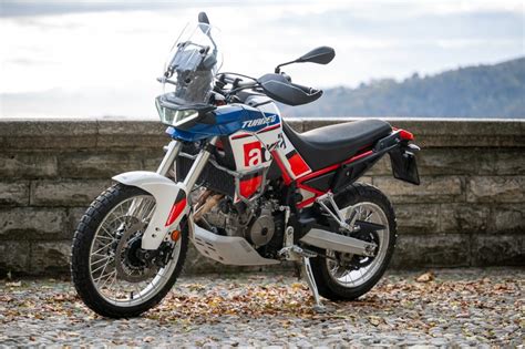 Aprilia Tuareg 660 su un percorso sterrato con fondo sabbioso