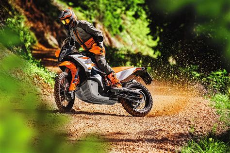 KTM 890 Adventure R in un contesto desertico