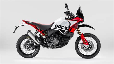 Ducati DesertX su un percorso off-road con rocce
