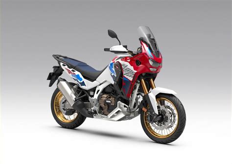 Honda Africa Twin 1100 su un percorso sterrato in montagna