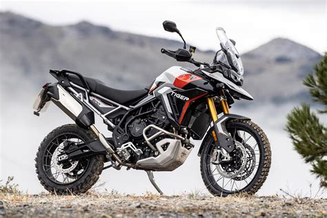 Triumph Tiger 900 Rally Pro su una strada sterrata panoramica