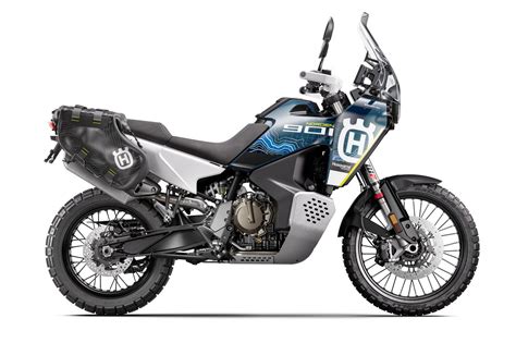 Husqvarna Norden 901 parcheggiata su un sentiero sterrato con sfondo montano