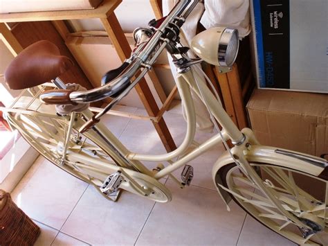 Bicicletta Atala color crema con dettagli eleganti