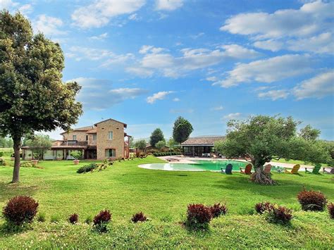 Panorama della campagna umbra con uliveti e cipressi