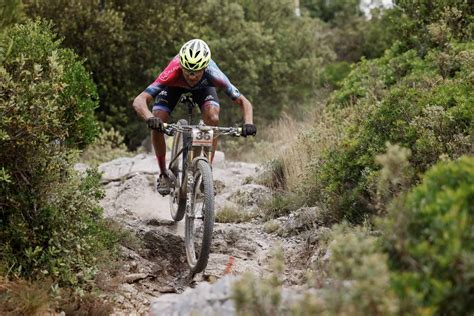 Mountain bike su sentiero sterrato
