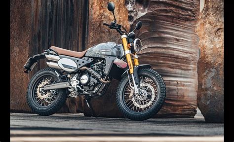 Fantic Caballero Deluxe 125 con dettagli grigio ardesia e sella in pelle marrone