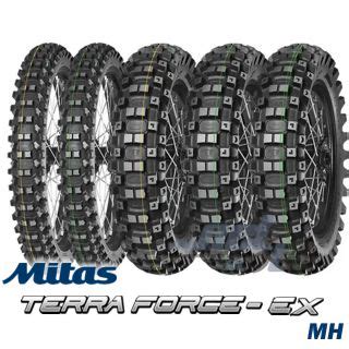 Primo piano di un pneumatico Mitas Terra Force-EX Super Light che mostra il disegno del battistrada