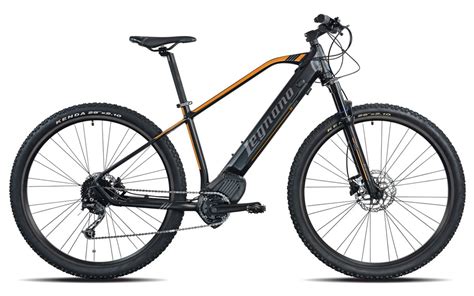 Mountain bike elettrica Legnano Fuoco in azione su un sentiero sterrato