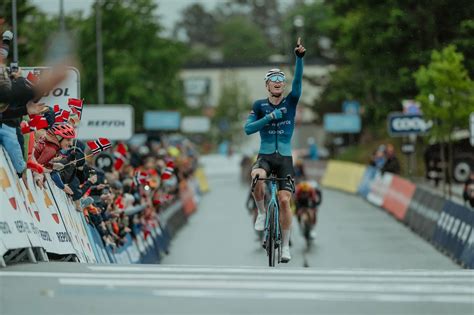 Ciclista in gara con la maglia del Team Coop-Repsol