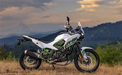 Kawasaki KLE 500 in azione su strada sterrata