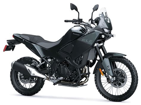 Dettaglio delle sospensioni KYB e dei cerchi a raggi della Kawasaki KLE 500
