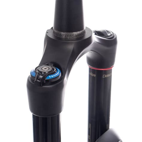 Dettaglio di una manopola di regolazione su una forcella per scooter