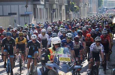Ciclisti in gara sul percorso della Mangia e Bevi