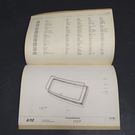 Parti di ricambio auto accatastate
