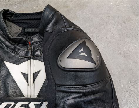 Motociclista con giacca Dainese Avro D1 Tex