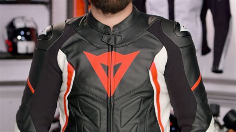 Confronto visivo tra giacca Dainese Avro D1 Tex e Avro D1 Pelle