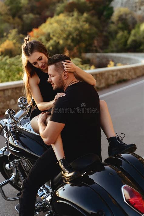 Coppia di motociclisti che si abbraccia