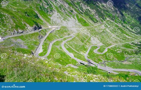 Strada tortuosa che attraversa montagne