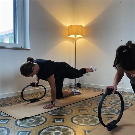 Ciclista in azione, con enfasi sulla postura del corpo