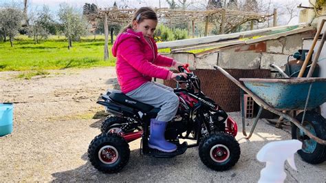 Bambino che guida un quad Vyper 50cc in un giardino