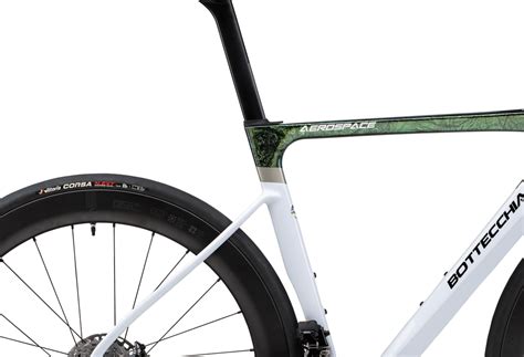 Dettaglio del passaggio cavi interno su un telaio Bottecchia AEROSPACE