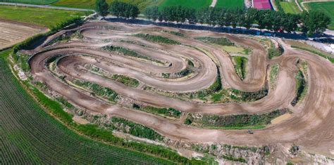 Pista di motocross con moto in azione