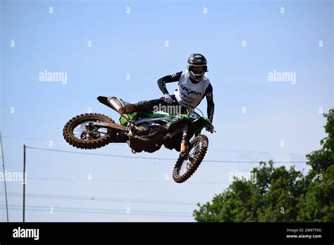 Pilota di motocross che esegue un salto