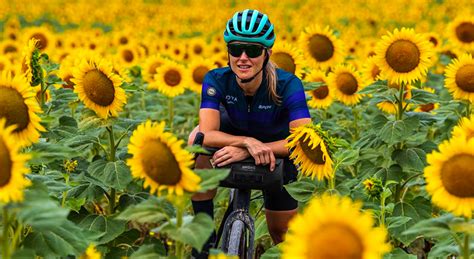 Elena Martinello sorridente su una bicicletta da strada