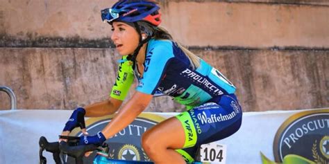 Sofia Collinelli in allenamento su una pista ciclabile