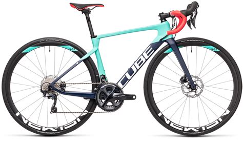 Donna in bicicletta da corsa