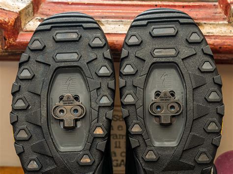 Dettaglio di tacchette SPD su scarpa da ciclismo